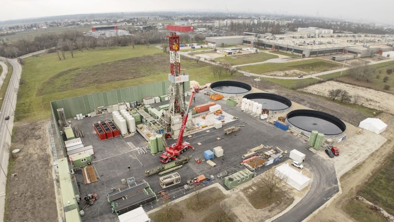 copyright: deeep/Johannes Zinner Bohrplatz der Tiefengeothermie-Anlage aus der Vogelperspektive