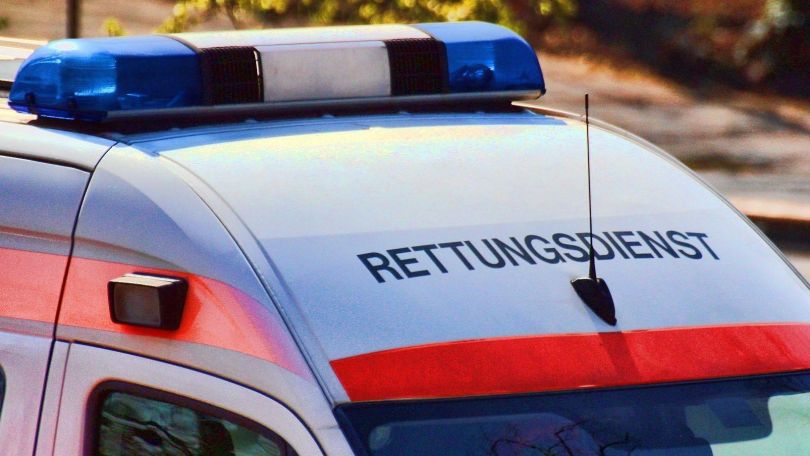 copyright: Bild von Ingo Kramarek auf Pixabay Rettungswagen mit ausgeschaltetem Blaulicht.