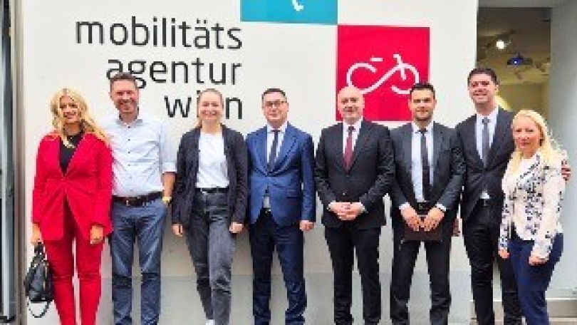 copyright: WH International Services/Natascha Borozan Die serbische Delegation aus Nis vor der Mobilitätsagentur Wien