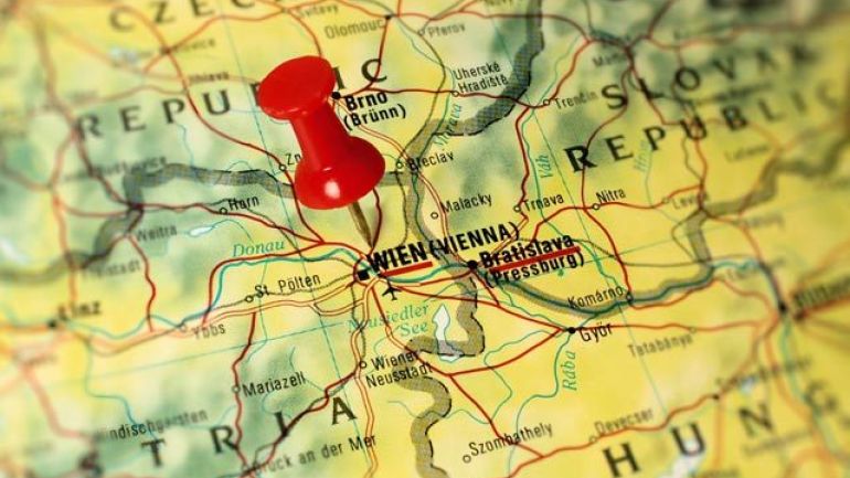 copyright: 50; copyright: Shutterstock_JeniFoto Map with a pin pointing out the city of Vienna