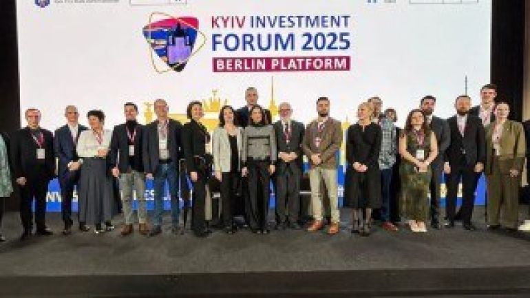 copyright: WH International Services / Simona Lucija Dvoršak Group photo with participants on a stage.