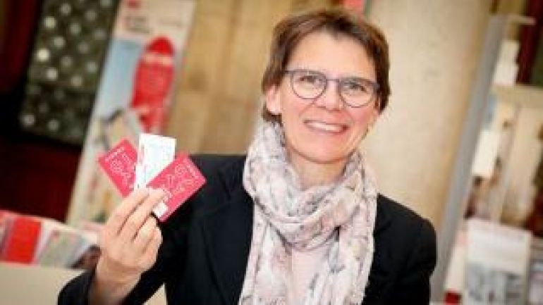 copyright: PID/Christian Fürthner Frau hält die Vienna City Card in der Hand