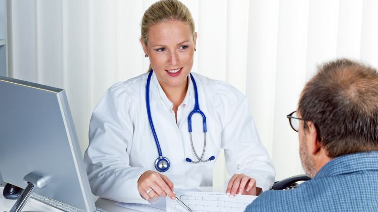 copyright: Erwin Wodicka Ärztin und Patient in einem Gespräch