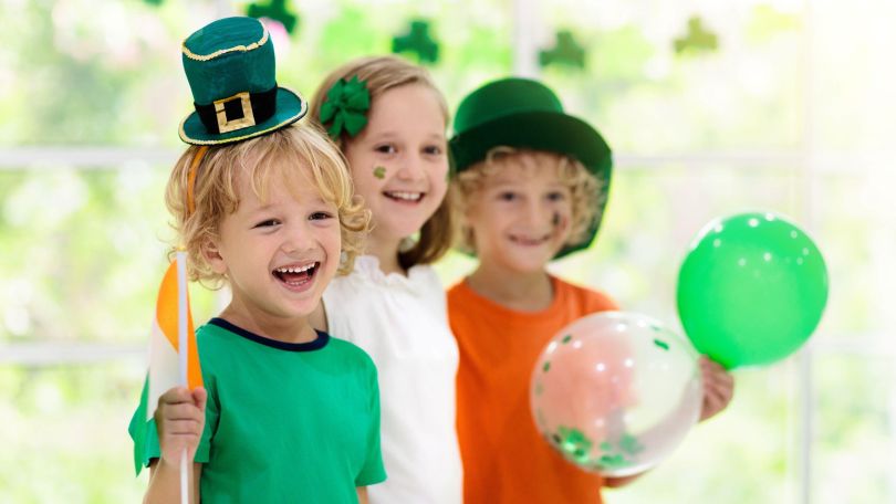 copyright: IStockfoto 3 lachende Kinder mit grünen Saint Patricks Day Verkleidungen und Luftballons