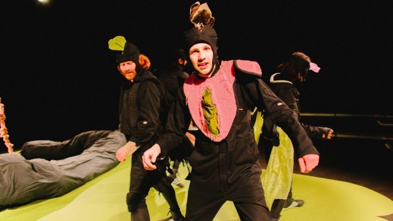 copyright: Apollonia T. Bitzan 3 Schauspielende in braunem Kostüm