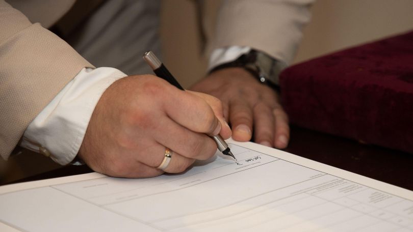 copyright: Pexels/Boris Hamer Jemand unterschreibt ein Dokument.