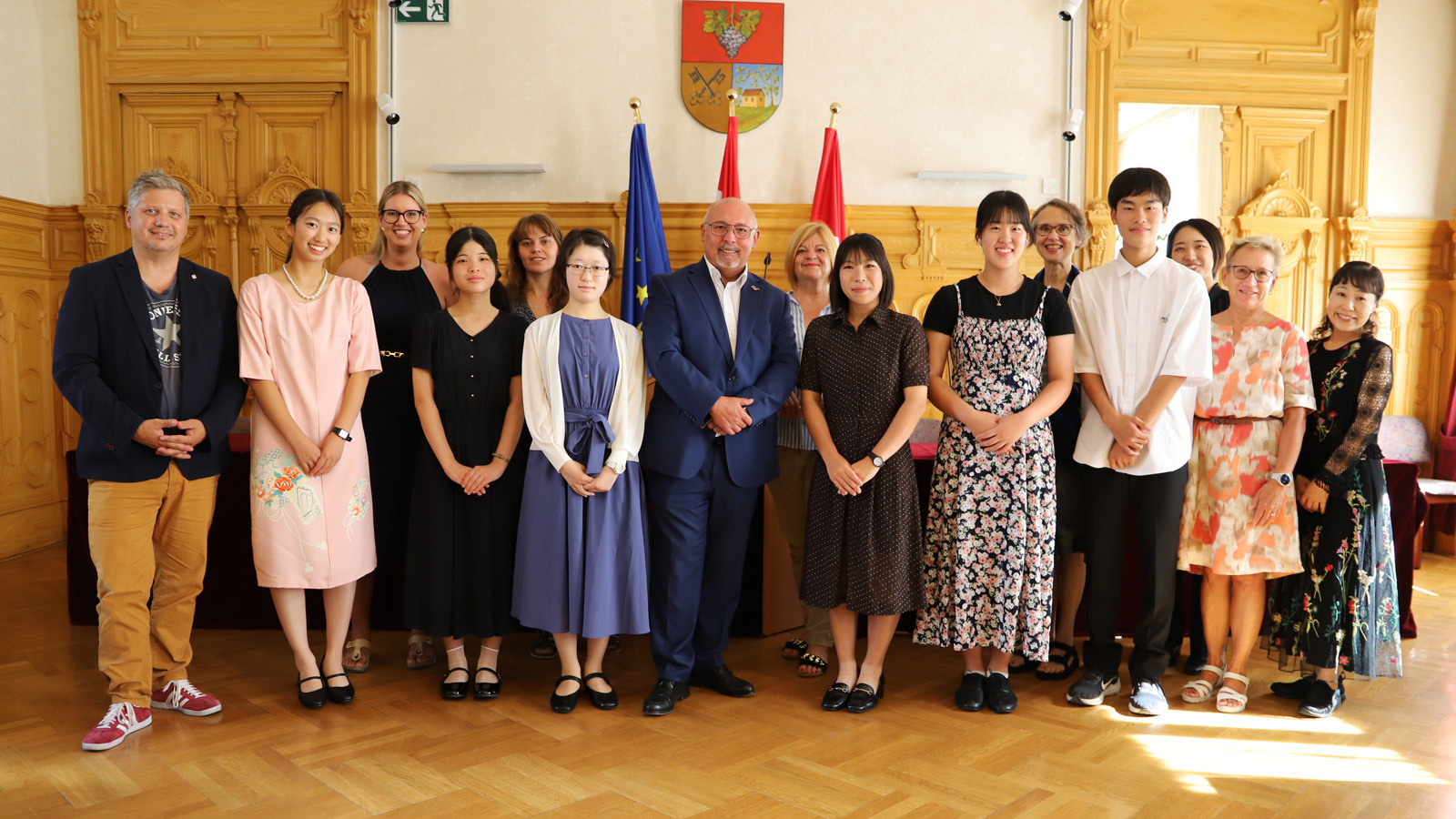 Eine Gruppe von circa 20 Menschen aus Wien und Japan bei einem Empfang bei Bezirksvorsteher Jagsch