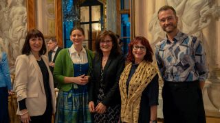 Gruppenfoto von 4 Frauen und einem Herrn im festlichen Saal