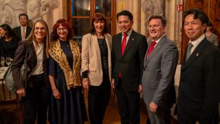 Gruppenfoto von 3 Frauen und 3 Mnnern im festlichen Saal