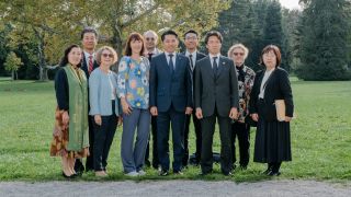 Gruppenfoto der Delegationsbesucher und Modeschule-Kanzlei