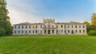 Schloss Hetzendorf bei blauem Himmel, davor grner Rasen