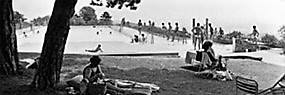 Schwimmbecken und Badegäste im Krapfenwaldlbad, 1969