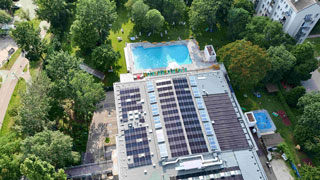 Brigittenauer Bad von oben: Auenbecken und Dach mit Photovoltaikanlage