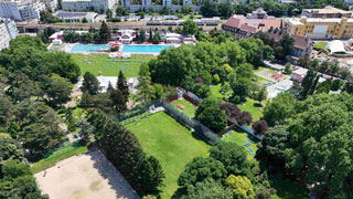 Luftaufnahme: Auenbecken, Sportplatz und Beachvolleyballplatz von oben