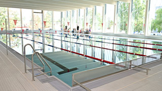 Schwimmbecken im Hallenbad mit Schwimmbahnen