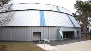 Sporthalle von auen in Form einer Rundhalle