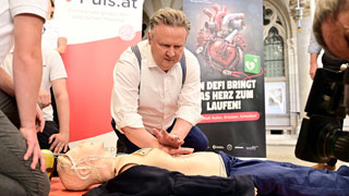 Brgermeist fhrt Herzdruckmassage an Test-Dummy durch