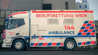 Bettenintensivtransporter der Berufsrettung Wien Aussenansicht