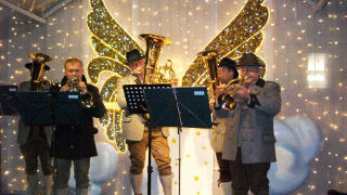 Blasmusikkapelle beim Turmblasen im Advent