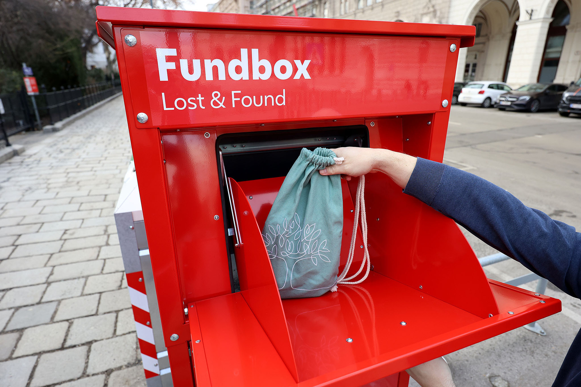 Die Einwurfklappe der neuen Fundboxen (Bild: Stadt Wien/Martin Votava)