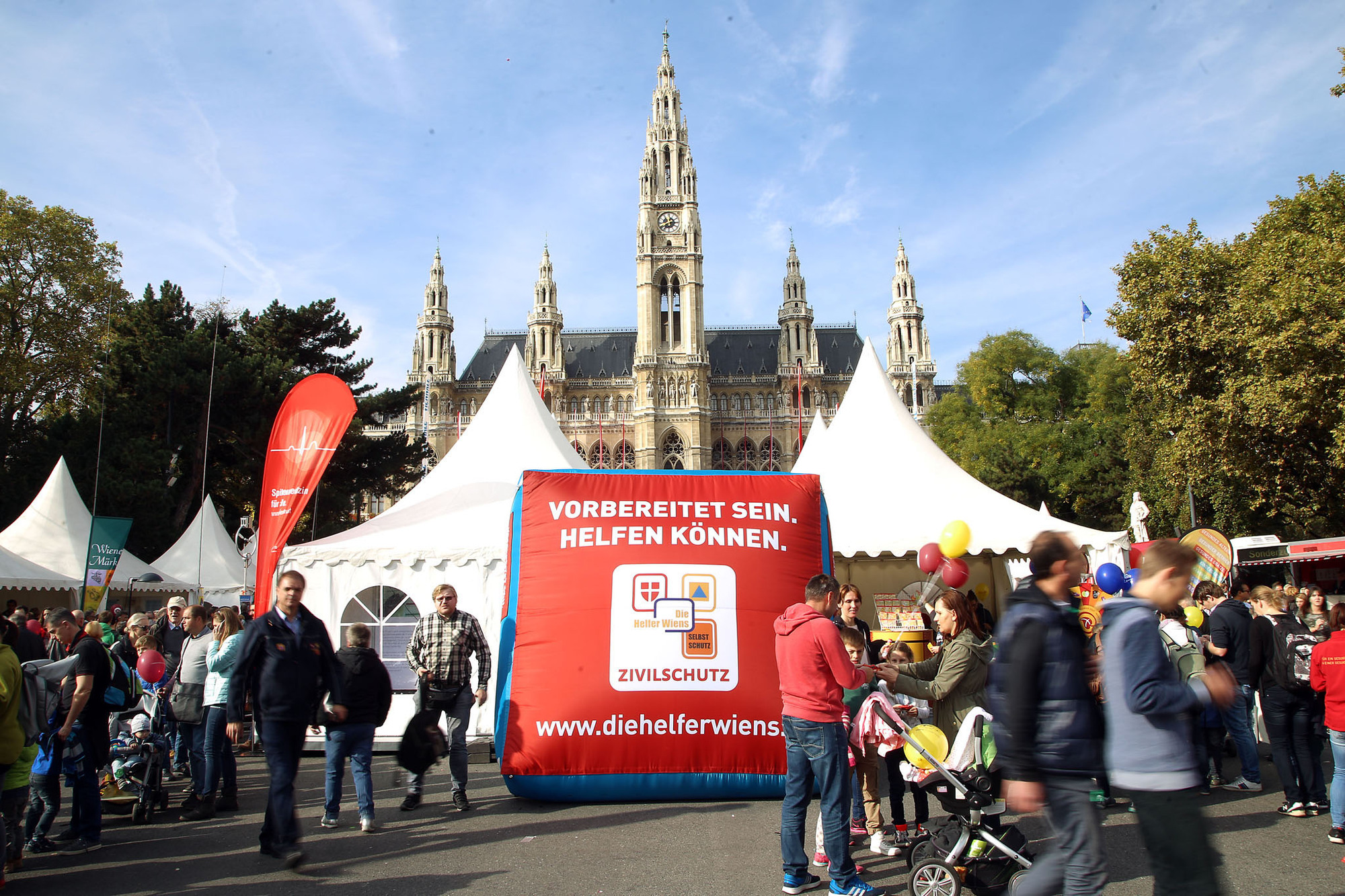 Besucherinnen am Rathausplatz beim Sicherheitsfest