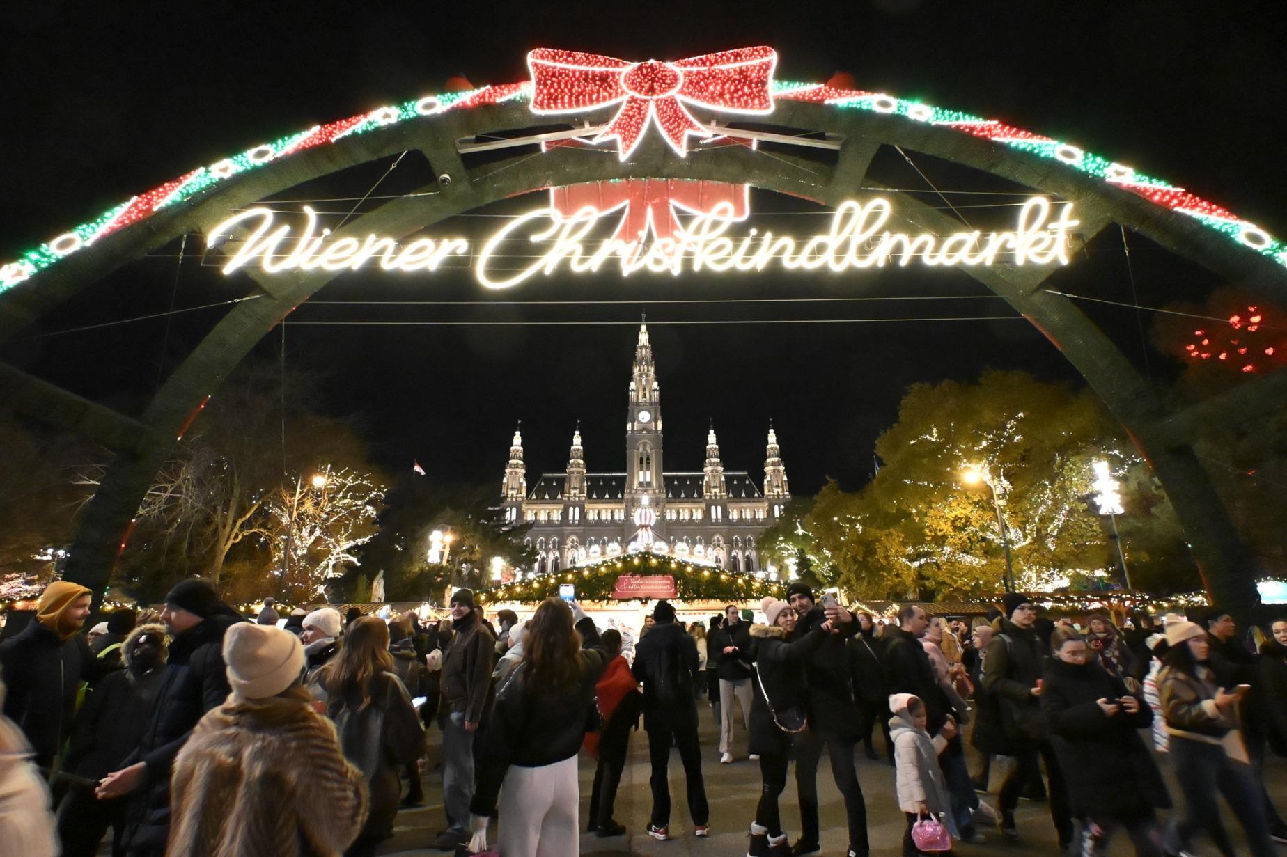 Der Wiener Christkindlmarkt auf dem Rathausplatz mit Besucher*innen