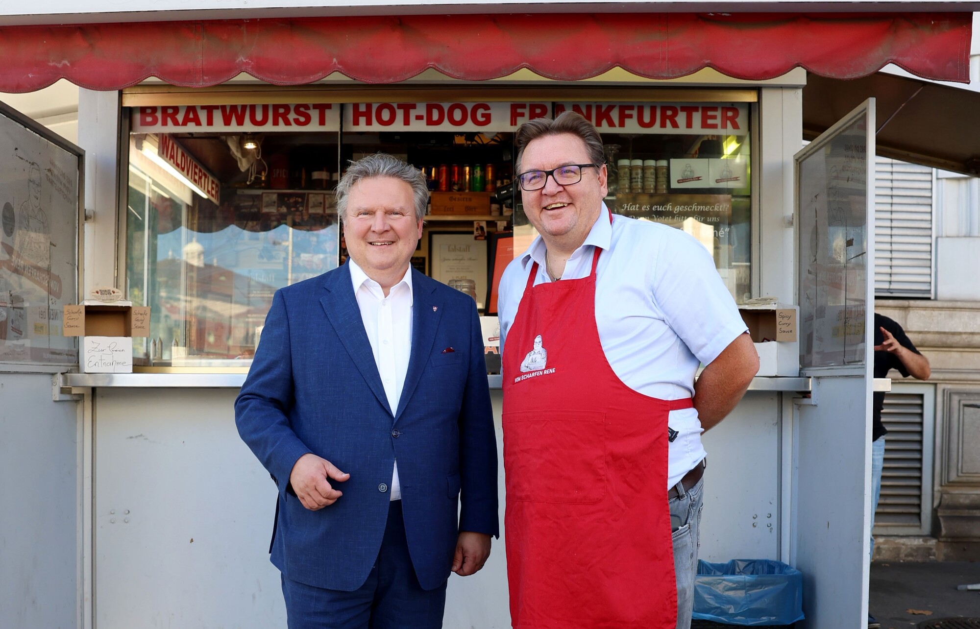 Bürgermeister Michael Ludwig und Wiener Würstelstandler René Kachlir (