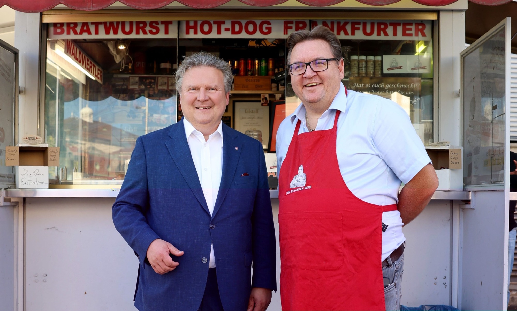 Bürgermeister Michael Ludwig und Wiener Würstelstandler René Kachlir (