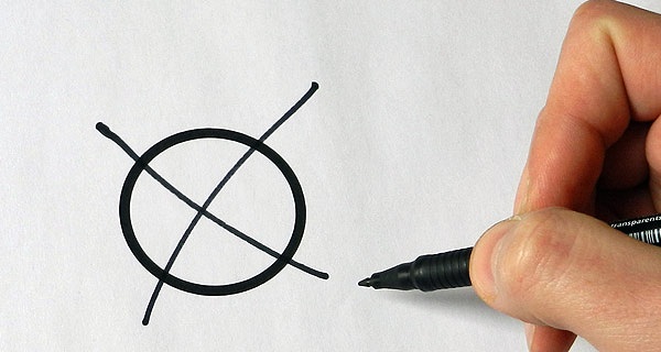 Hand mit Stift und angekreuztem Kreis
