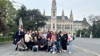 Gruppenfoto vor dem Rathaus