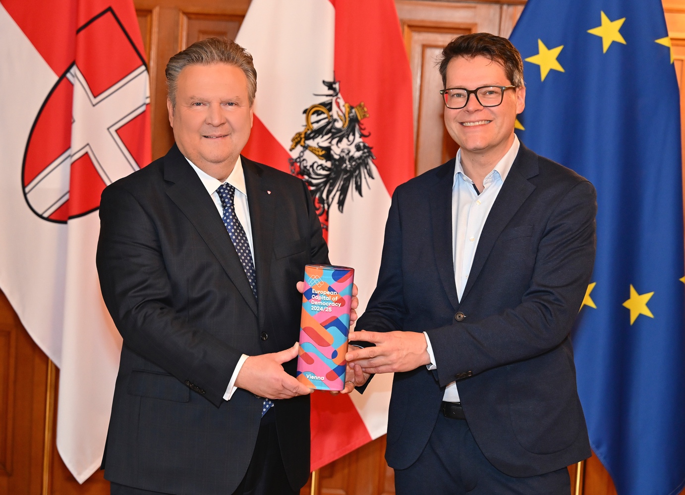 Michael Ludwig und Jürgen Czernohorszky mit dem Preis der Europäischen Demokratie-Hauptstadt
