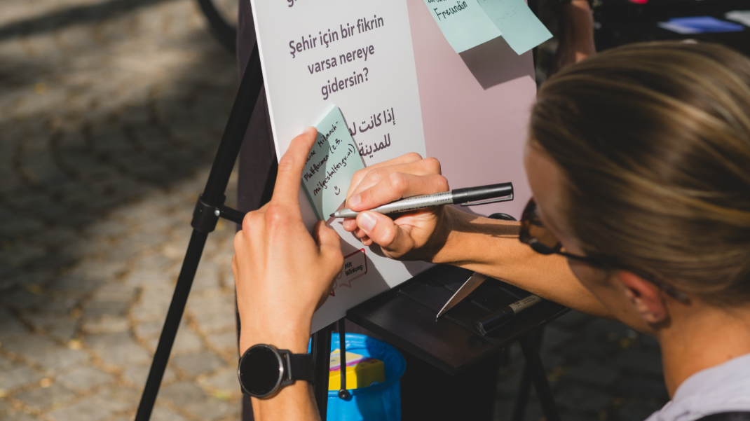 Ein Bild, das Person, Kleidung, Handschrift, draußen enthält.

Automatisch generierte Beschreibung