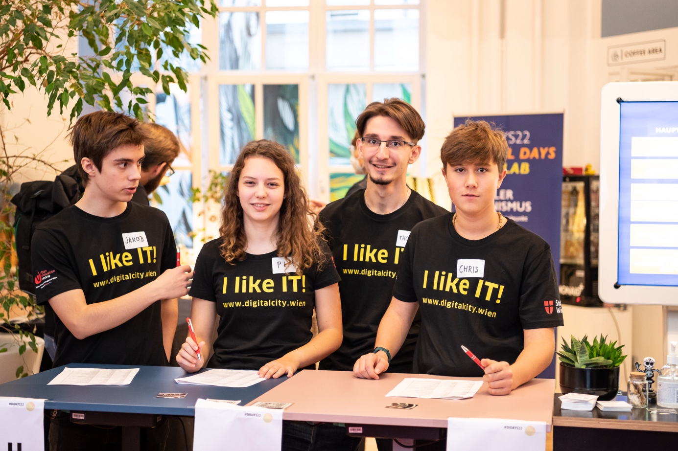 Vier Jugendliche bei den Digital Days mit T-Shirts mit der Aufschrift I like IT