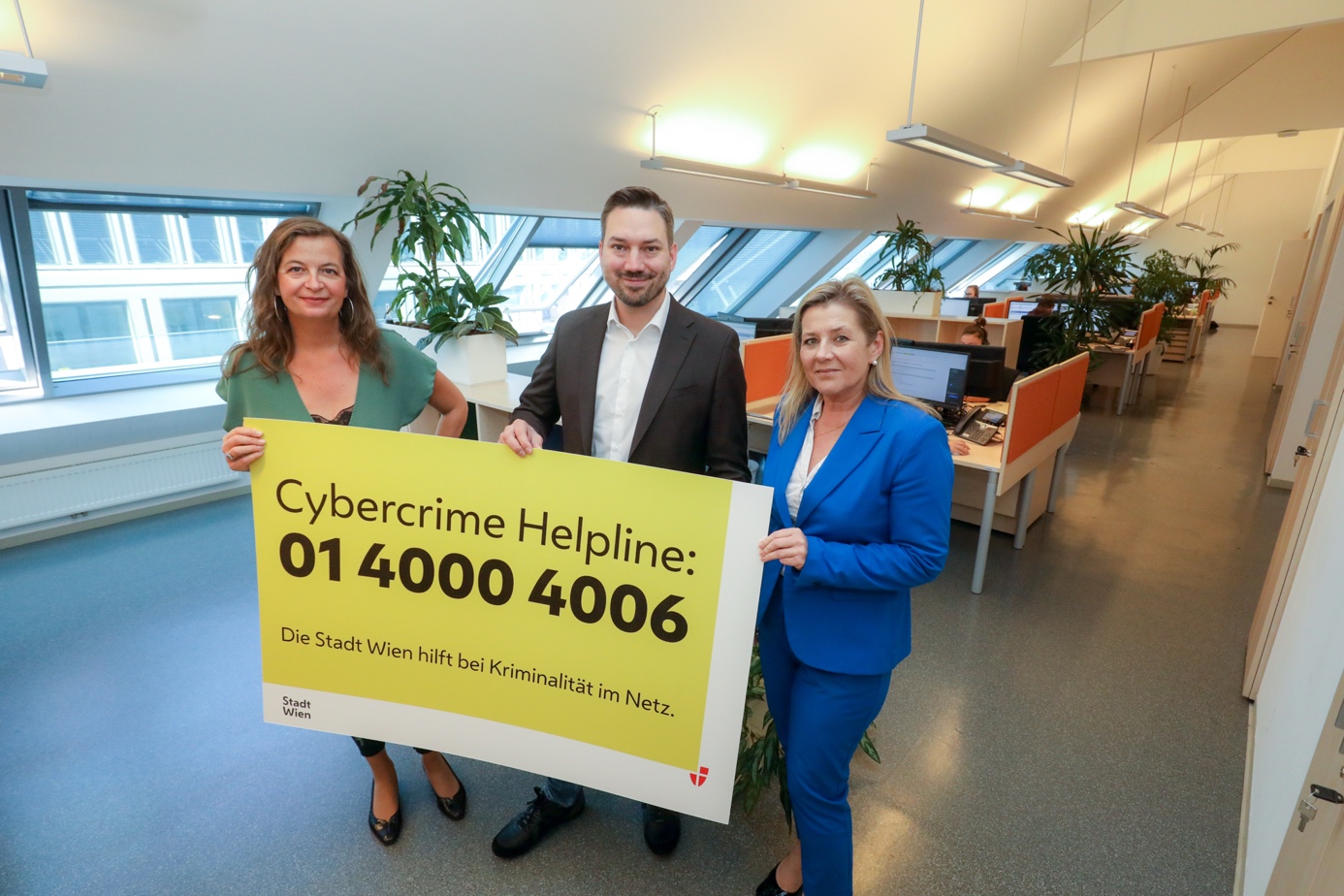 Uli Sima mit zwei Mitarbeiter*innen der Cybercrime-Helpline