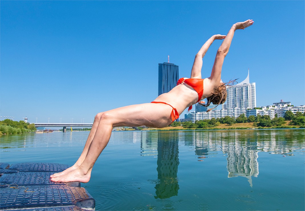 Frau springt rückwärts von Badeplattform in Neue Donau
Copyright: Fürthner