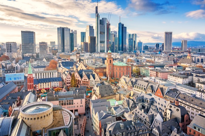 Auf der Suche nach dem Alten im Neuen: Rekonstruktion der Frankfurter Altstadt, im Hintergrund die Skyline des Finanzzentrums
