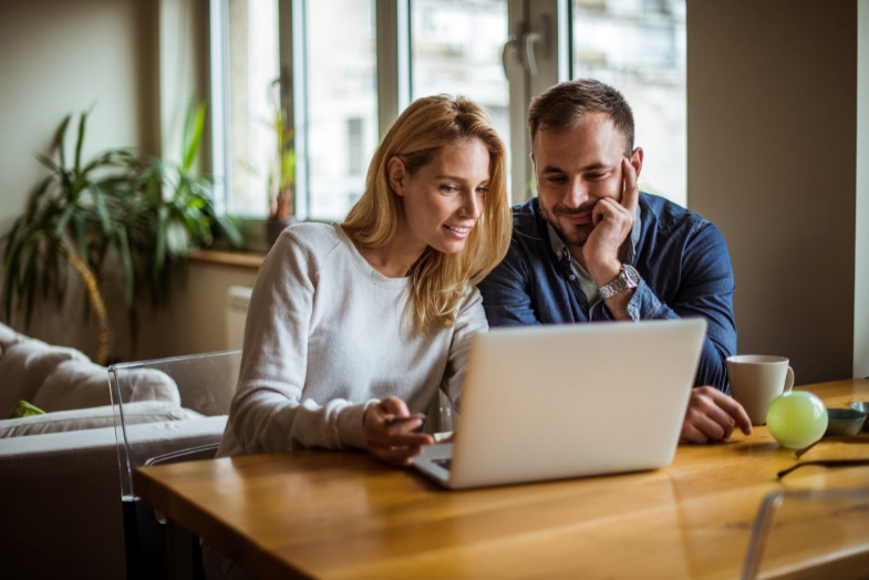 Online Anliegen einbringen; ein Mann und eine Frau sitzen vor einem Laptop
GettyImages / Georgijevic