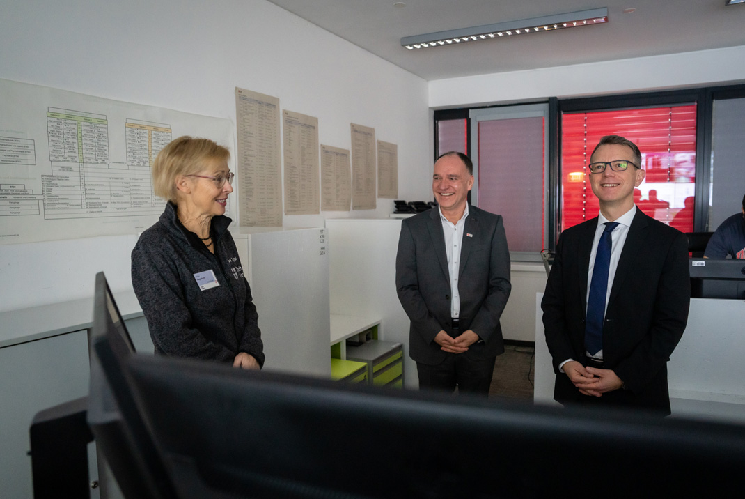 Magistratsdirektor Griebler beim Service Desk

Abteilungsleiter Nabicht und Service Desk-Leiterin Uli Nagelhofer im Control Center von Wien Digital 

Copyright: David Bohmann