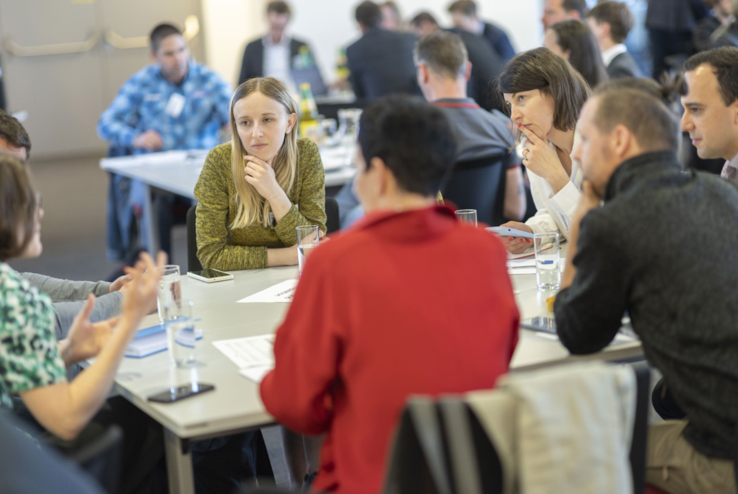 Bild von Diskussion an Tischen

Personengruppen diskutieren zu unterschiedlichen Themen
Copyright: Bubu Dujmic