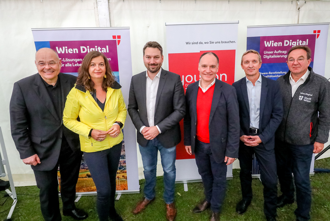 Gruppenbild VIP

von links nach rechts: Magistratsdirektor-Stellvertreter Wolfgang Müller, Stadträtin Ulli Sima, Gemeinderat Jörg Neumayer, Abteilungsleiter von Wien Digital Werner Nabicht, Vorsitzender der Hauptgruppe 1 Manfred Obermüller, Dienststellenausschuss-Vorsitzender Franz Haag

Copyright: Wien Digital-Christian Fürthner