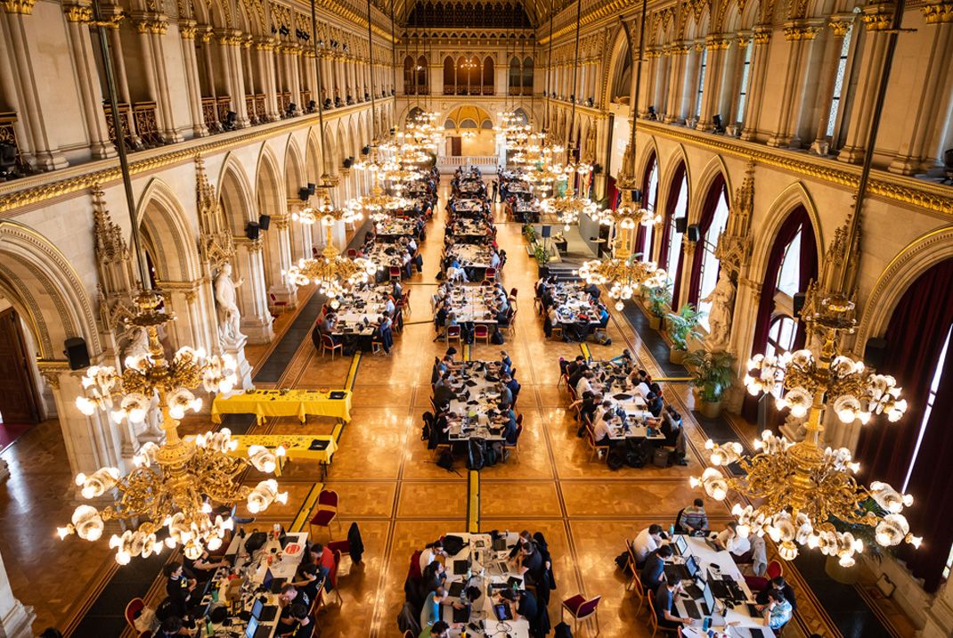 Blick in den Festsaal im Rathaus

Blick von der Galerie auf die Teilnehmer*innen am Coding Contest
Copyright: Cloudflight Coding Contest