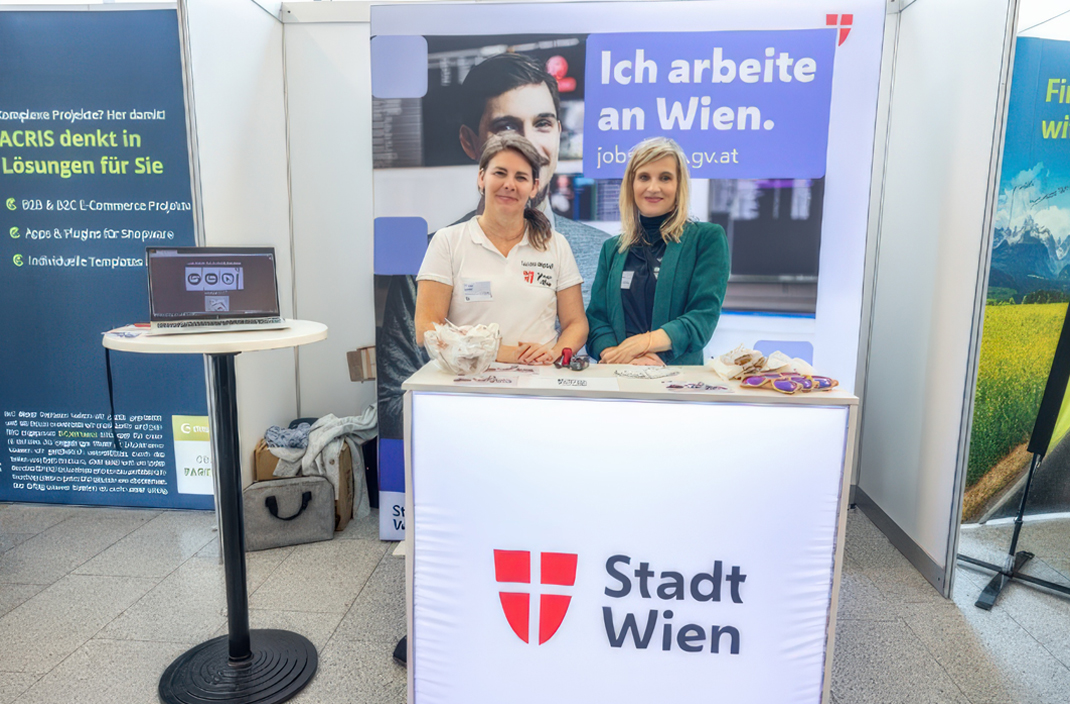 2 Mitarbeiterinnen bei einem Infostand der MA 01
Copyright: Wien Digital