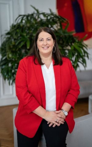 Kathrin Gaál, Deputy Mayor and Executive City Councillor for Housing, Housing Construction, Urban Renewal and Women's Issues 

Deputy Mayor Kathrin Gaál is seen wearing a red jacket and white blouse and standing in front of a potted tree at Vienna City Hall.