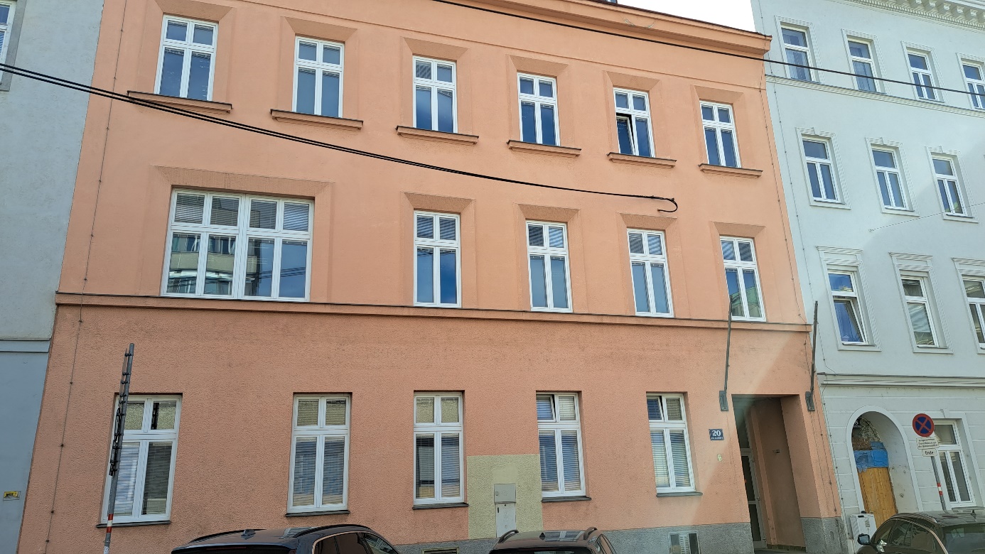 Vacancy activation Van-der-Nüll-Gasse 20

Gründerzeit-era building with ground-floor zone plus two storeys and with a salmon-coloured façade devoid of historic ornamentation