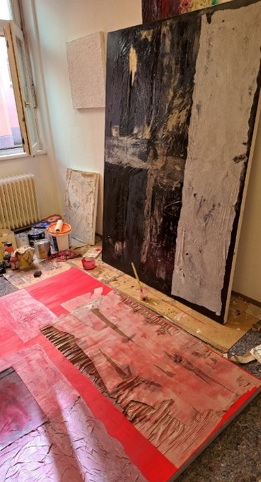 Vacancy activation Van-der-Nüll-Gasse 20, artist's studio

Studio room with large-format modern paintings done in acrylic paints; one mainly done in red is lying on the floor, while a second large-format painting done in anthracite / white is leaning against the wall; in the background, pots with paint are standing on the floor.