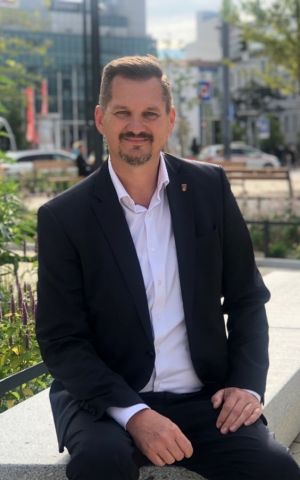 District Chairman Marcus Franz

Portrait photo of Marcus Franz, with a moustache and wearing a blue suit and white shirt, with a park in the background