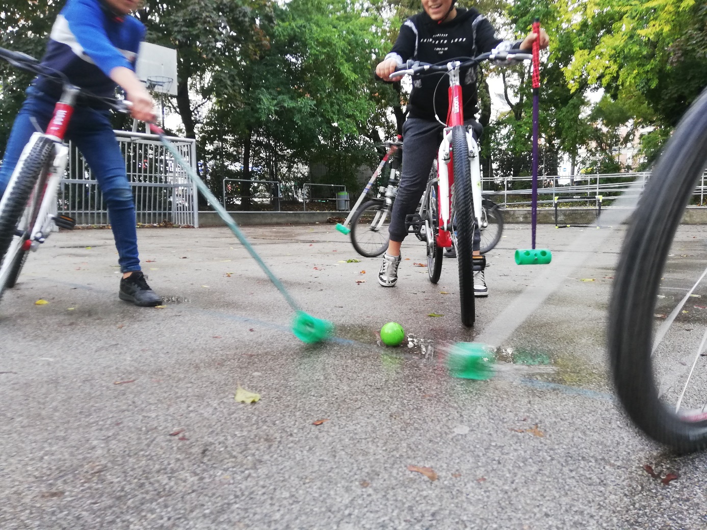 Cycling in Innerfavoriten

Three kids are playing cycle polo, with a zoom on the mallets and the small tennis ball at the centre.