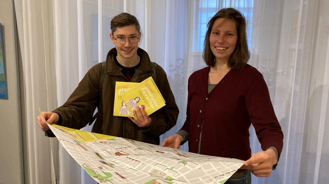 Kids' map with Jakob Holzer and Eva Schmolmüller

Two young adults are holding a city map for kids. 