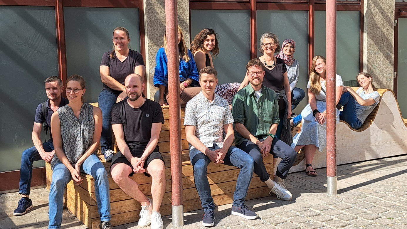 Gardening together at the Obdach Favorita hostel, group photo

A group of young adults are sitting on wooden carpenter benches.