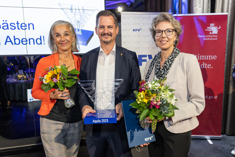 Ina Homeier, Marcus Franz, Astrid Klimmer-Pölleritzer mit Blubemsträßen bei Preisverleihung. Copyright: KFV